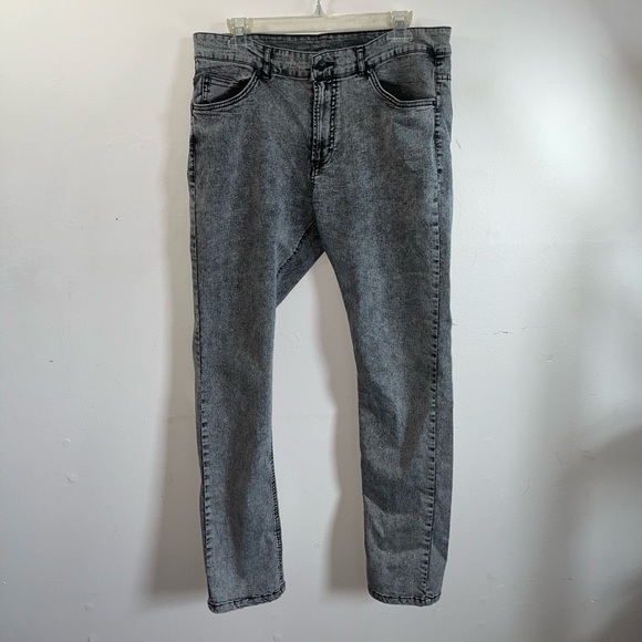 Men’s divided acid wash gray jeans - Picture 3 of 5